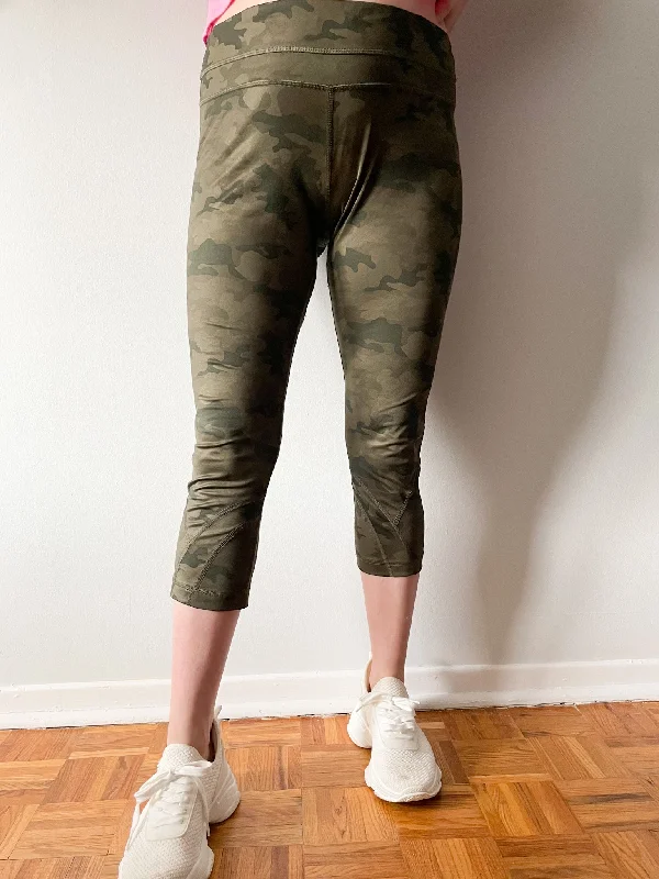 Lululemon Green Camo Cropped Legging - Size 10 Fashionable Ribbed Knit Leggings